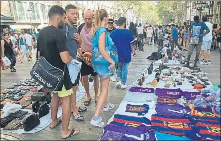  ?? KIM MANRESA ?? Los manteros formaron hasta tres hileras con pequeños pasillos en la Rambla