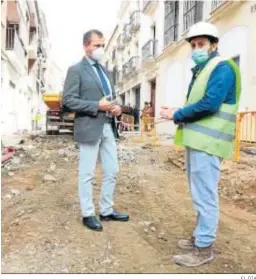  ?? EL DÍA ?? David Dorado visita las obras de la calle Duque de Fernán Núñez.