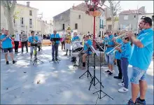  ??  ?? La banda “Jovent del Monestir” en plein concert.