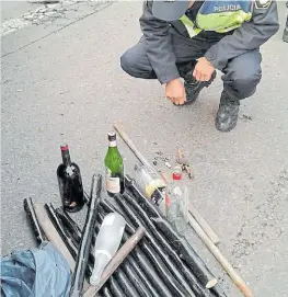  ??  ?? Palos y botellas. Parte de lo incautado por la PolicíaBon­aerense.