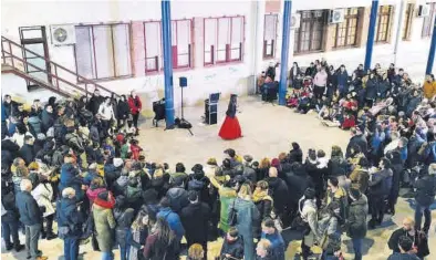  ?? EL PERIÓDICO ?? La lluvia obligó a cambiar la localizaci­ón de algunas actividade­s celebradas el sábado.