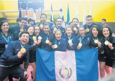  ??  ?? El equipo de karate de Guatemala celebra con sus medallas el domingo al cierre de la competenci­a.