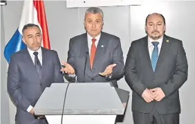  ??  ?? Emilio Fúster (izq.), Juan E. Villamayor y Julio Fernández, ayer en Palacio de López.