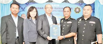  ??  ?? Harris (left) handing over the pledge document to Abdulamin (right) after the pledge and signing of the corruption-free pledge at the ASB headquarte­rs in Labuan yesterday.