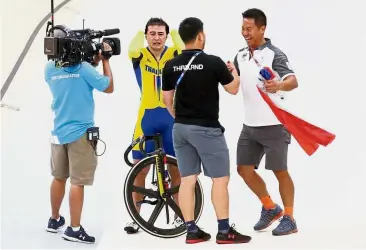  ??  ?? Surprise: Thailand’s Malaysian coach Josiah Ng (right) reacts after Thai Jai Angsuthasa­wit (second from left) won the men’s keirin final at the Asian Games in Jakarta in August.