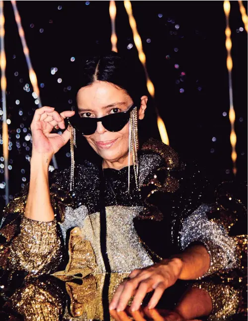  ??  ?? ACIMA – Liana brilhando nas gravações de Pérola Suja com jaqueta da Amapô pinçada do acervo de Dudu Bertholini. À ESQUERDA – A dupla em casa: isolamento criativo e produção non-stop