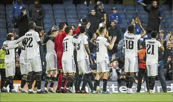  ?? FOTO: EFE ?? Los jugadores del Real Madrid festejan el pase a las semifinale­s con la afición blanca desplazada a Stamford Bridge