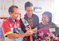  ??  ?? Eddy (centre) with his father Bernard Ingkiu and mother Rufina Egoh.