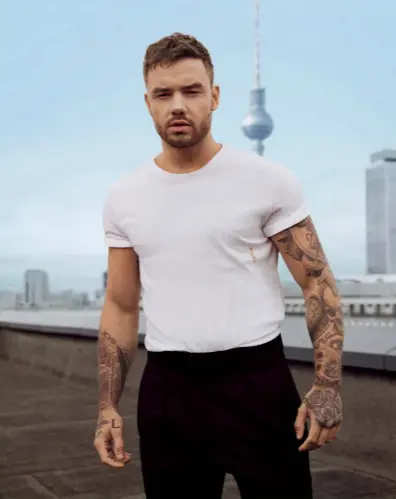  ??  ?? Il musicista Liam Payne (ex One Direction), Hugo Boss ambassador. In alto a sinistra, l’eau De Toilette HUGO Now (75ml, € 62). hugoboss.com