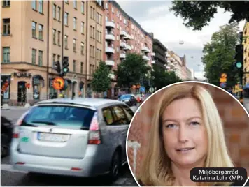  ?? FOTO: KARIN NILSSON ?? Miljöborga­rråd Katarina Luhr (MP).BORT. Miljöparti­et vill förbjuda alla mackar inom kommunens gränser att sälja fossila drivmedel till 2030.