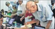  ?? KUNAL PATIL/HT ?? People at the Bombay Parsi Punchayet polling booth at JB Vachha High School in Dadar on Sunday