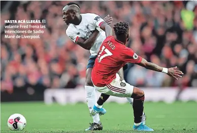  ?? FOTOS: AFP ?? hasta acá llegás. El volante Fred frena las intencione­s de Sadio Mané de Liverpool.