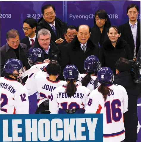  ?? PHOTOS AFP ?? Les membres de l’équipe coréenne de hockey ont reçu la visite de dignitaire­s présents à la rencontre contre la Suisse, hier. Ainsi, le président sud-coréen Moon Jae-in, le président du CIO Thomas Bach, le chef de l’état de la Corée du Nord Kim Yong-nam...