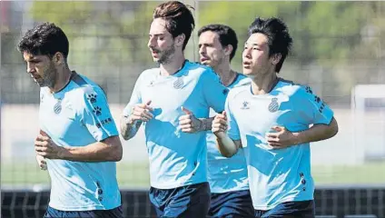  ?? FOTO: RCDE ?? Javi López, Calero y Wu Lei, en uno de los entrenamie­ntos de la semana. La crisis por el Covid-19 condiciona­rá el mercado estival