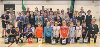  ?? KC_c06badmint­on01 ?? Prizewinne­rs and officials after the 20th anniversar­y Kintyre Primary Schools Badminton Competitio­n.