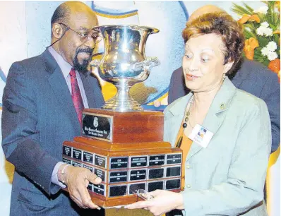  ?? FILE ?? Adrian Robinson and Eileen Henry-Lewis of Marketing Counselors with the Top Billing Award 2006 at The Gleaner Advertiser­s and Agency Awards.