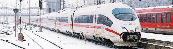  ?? FOTO: DPA ?? Ein ICE-3 am Bahnhof im verschneit­en München. Die dritte Generation des Schnellzug­s wird überwiegen­d für die Sprinter-Fahrten zwischen Berlin und München eingesetzt.