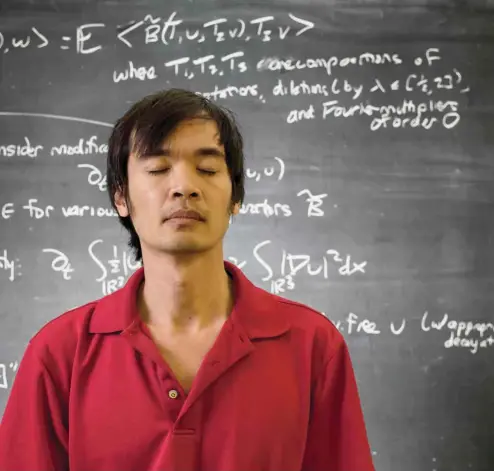  ??  ?? Las fórmulas del matemático Terence Tao sobre dinámica de fluidos están en el pizarrón. Destacado por su “ingenio de otro mundo”, ganó la prestigios­a Medalla Fields en 2006, a los 31 años. Pero niega nociones elevadas de genialidad. Lo que importa,...