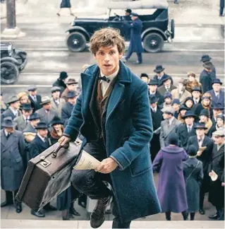  ??  ?? Eddie Redmayne syns i rollen som magizoolog­en Newt Scamander.