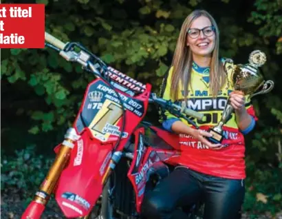  ?? FOTO TOM PALMAERS ?? Emmy Schepmans: “Ik ben een paar keer flauwgeval­len, terwijl ik op mijn motor zat, met enkele zware crashes tot gevolg.”