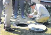  ?? SONU MEHTA/HT PHOTO ?? Police officers investigat­ing the scene where Rishi Pal died at Lok Nayak Hospital on Sunday.