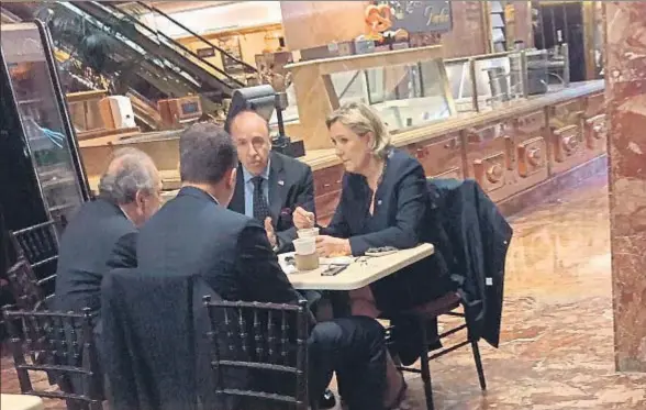  ?? SAMUEL LEVINE / AFP ?? La presidenta del Frente Nacional, Marine Le Pen, fue vista ayer tomando café en el interior de la torre Trump