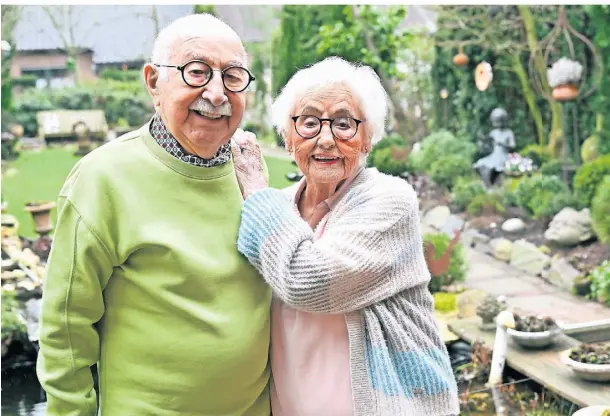  ?? FOTO: JÖRG KNAPPE ?? Heinz und Martha Kloeters feiern am 19. Februar ein ganz besonderes Ehejubiläu­m: Kronjuwele­nhochzeit.