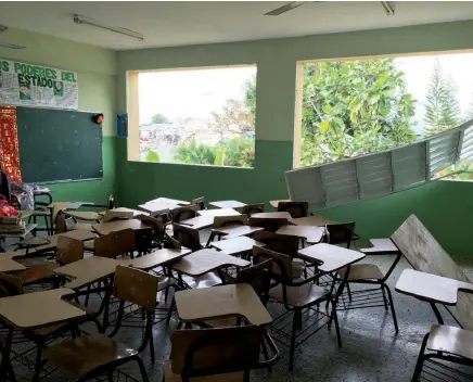  ??  ?? Las ondas expansivas de la explosión alcanzaron a las escuelas Manuel Aurelio Tavárez Justo y Palacio Escolar de España, que presentan daños severos en paredes, columnas, ventanas y parte del mobiliario.