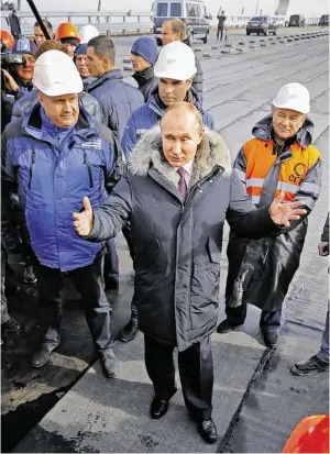  ?? BILD: SN/AP ?? Wladimir Putin, im Archiv-Bild auf der Baustelle der Krimbrücke, gibt zu dem Zwischenfa­ll dort keinen Kommentar ab.