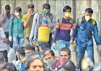  ?? ANSHUMAN POYREKAR/HT PHOTO ?? Migrant workers travelling to Kolkata wait to board a special train at CSMT on Sunday.