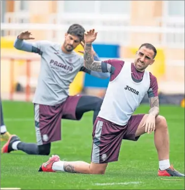  ??  ?? Paco Alcácer realiza un ejercicio de estiramien­to en la última sesión antes del partido.