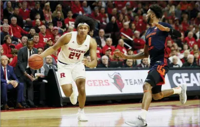  ?? ADAM HUNGER — THE ASSOCIATED PRESS ?? Rutgers’ Ron Harper Jr. (24) drives to the basket past Illinois’ Alan Griffin (0) during the second half on Saturday in Piscataway.