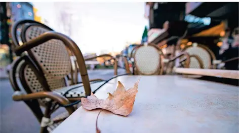  ?? FOTO: WEDEL-KIRCHNER/IMAGO IMAGES ?? Cafés und Restaurant­s – hier in Dortmund – bleiben noch bis mindestens Ende des Monats geschlosse­n.