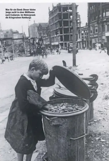  ??  ?? Was für ein Elend: Dieser kleine Junge sucht in einer Mülltonne nach Essbarem. Im Hintergrun­d: die Kriegsruin­en Hamburgs