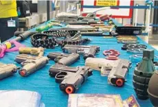  ?? WAYNE K. ROUSTAN/SUN SENTINEL ?? Over the past five years, the total number of firearms confiscate­d at Florida’s 20 largest airports more than doubled from 228 to 511, officials said.