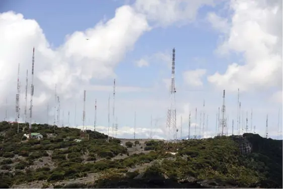  ?? ABELARDO FONSECA ?? El desplazami­ento de los terrenos donde están ubicadas torres de transmisió­n en el volcán Irazú, en Cartago, fue uno de los factores que atrasó el apagón analógico que estaba previsto, inicialmen­te, para el 2017. Desde el coloso se da la mayor cobertura.