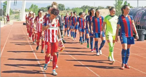  ?? CHEMA DIAZ/DIARIO AS ?? 2017. Salida al campo del Atlético y Barcelona Femenino en la edición de la Copa de la Reina de 2017 que ganaron las culés por 4-1.