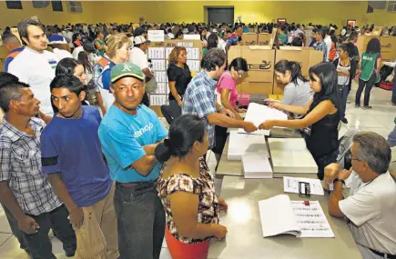  ??  ?? Problemas. Miembros de Aliados por la Democracia temen que se repitan los problemas de conteo y transmisió­n.