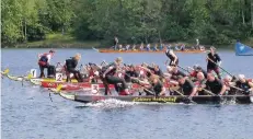  ?? FOTO: ARCHIV ?? „Hau-Ruck“, bei der Drachenboo­t-Regatta schwingen wieder viele Sportler von Nah und Fern die Paddel. Die Anmeldepha­se hat begonnen.