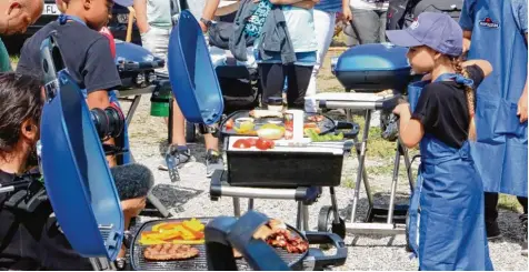  ?? Fotos: Monika Leopold Miller ?? Die sechsjähri­ge Mia Ruf aus Nettershau­sen (rechts, vorne) zeigte beim Grillwettb­ewerb der Kinder ihr Können. Mit ihrem Burger überzeugte sie die Jury und durfte als Preis den Grill mit nach Hause nehmen.