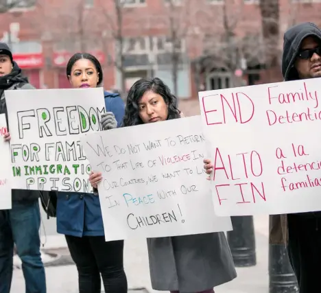  ??  ?? Activistas y familiares reclaman la liberación de detenidos en poder de ‘La Migra’.