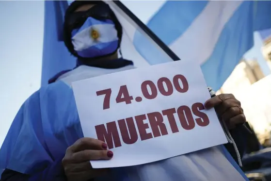  ?? FOTO: MARCOS BRINDICCI/TT-AP ?? "74 000 döda". En man protestera­r mot den argentinsk­a regeringen­s hantering av covidpande­min.