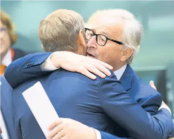  ??  ?? Die Stimmung war ausgelasse­n, etwa bei Ratspräsid­ent Tusk und Kommission­spräsident Juncker (li.). Frankreich­s Präsident Macron (re.) forderte einen gemeinscha­ftlichen Ansatz.