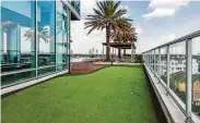  ?? Courtesy of HoustonPro­perties.com ?? A five-cup putting green at 2727 Kirby