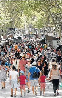  ?? ALBERT GEA / REUTERS–16/8/2015 ?? Passeio. Turistas lotam as Ramblas no verão europeu