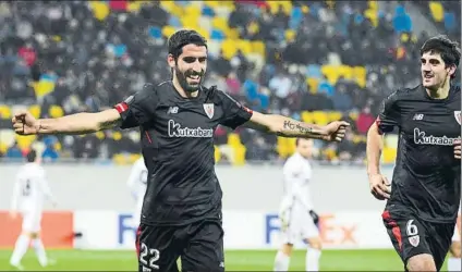  ?? FOTO: EFE ?? Raúl García, en presencia de Mikel San José, celebra su gol, el segundo del Athletic, que certificab­a el triunfo de los leones en Ucrania