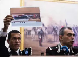  ?? (Photo Angelo Carconi) ?? Les responsabl­es des carabinier­i exhibant la photo de l’arme du crime hier, lors d’une conférence de presse aux côtés du procureur adjoint.