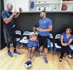  ?? WEBER, THE COMMERCIAL APPEAL MARK ?? Memphis head basketball coach Penny Hardaway (left) chats with former Tiger players Joe Jackson (middle) and Trey Draper (second right) during an open practice Tuesday afternoon at the Laurie-Walton Family Basketball Center.