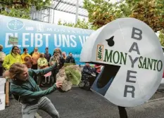  ?? Foto: Federico Gambarini, dpa ?? Protest gegen Monsanto-Übernahme: Wird der größte Wirtschaft­sdeal der deutschen Geschichte vielleicht auch eines ihrer größten Desaster?