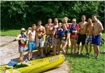  ??  ?? Ces jeunes d’Evreux font la descente en canoë chaque année.